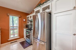 Fridge, microwave, oven, stovetop - Four Bears Bungalow (Ruidoso)