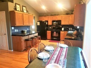 Fridge, microwave, oven, stovetop - Big Bear Cabin (Ruidoso)