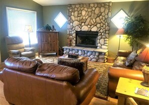 Televisio, takka, ty öhuone