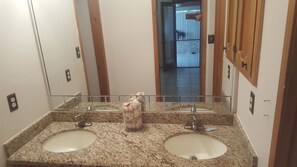 Ensemble douche/baignoire, serviettes fournies, savon, shampoing