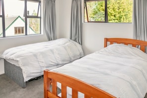 4 bedrooms, iron/ironing board, WiFi, bed sheets