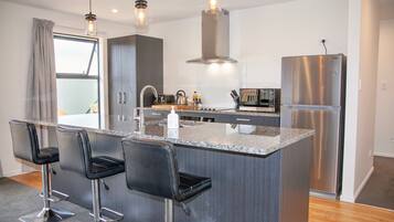 雪櫃、微波爐、焗爐、洗碗機