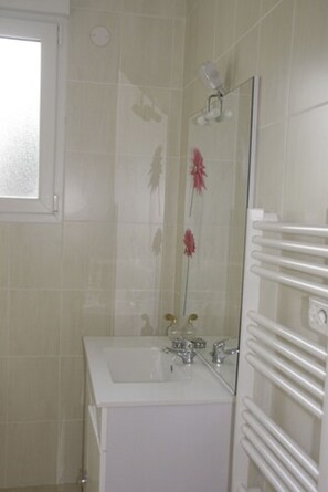 Double Room, Shared Bathroom | Bathroom sink