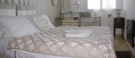 Double Room, Shared Bathroom | Desk, laptop workspace, free WiFi, bed sheets