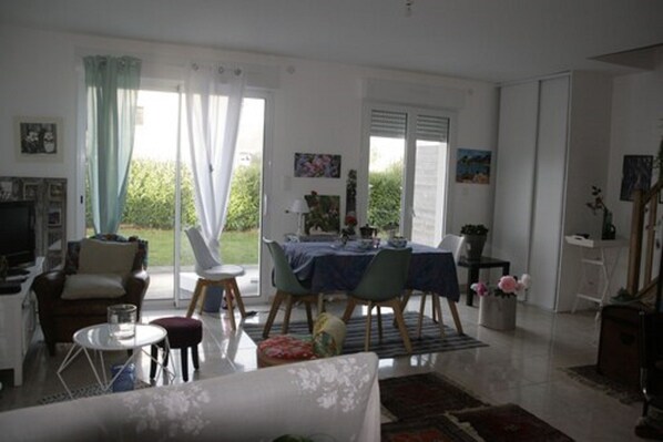 Daily continental breakfast (EUR 6 per person) - Les petits déjeuners de flo (Nozay)