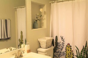 Bathtub, towels - Las Nubes Summary:<br>La (Alto)