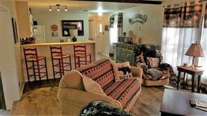 TV, fireplace, offices - Papa Bears Cabin (Ruidoso)