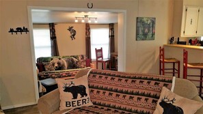 Fernseher, Kamin, Bücher, Arbeitsbereiche