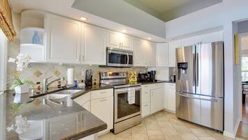 Fridge, microwave, stovetop, dishwasher