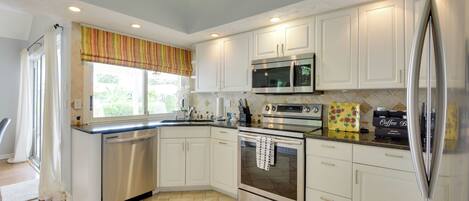 Réfrigérateur, micro-ondes, plaque de cuisson, lave-vaisselle