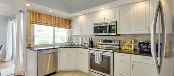 3 Mi to Dtwn Bradenton: Family Home w/ Pool!