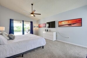 4 bedrooms, desk, iron/ironing board, Internet