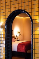 Phòng đơn có thiết kế đặc sắc, 1 giường cỡ queen | Bộ đồ giường cao cấp, chăn bông, nệm Tempur-Pedic, minibar 