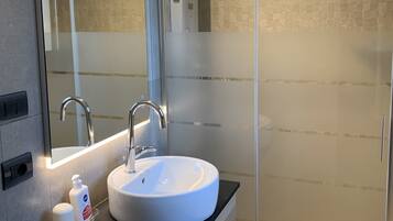 Doccia, asciugacapelli, bidet, asciugamani