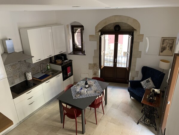 Frigorifero, forno, piano cottura, macchina per tè/caffè