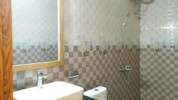 Regadera, amenidades de baño gratuitas, secadora de cabello, pantuflas