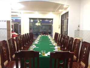 บริการอาหารเช้า อาหารกลางวัน อาหารเย็น, อาหารท้องถิ่น