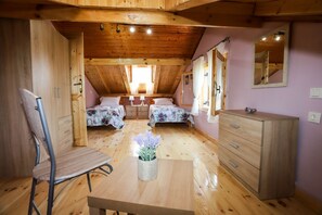 4 bedrooms, desk, iron/ironing board, free WiFi