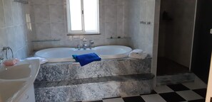 Ensemble douche/baignoire, sèche-cheveux, bidet, serviettes fournies