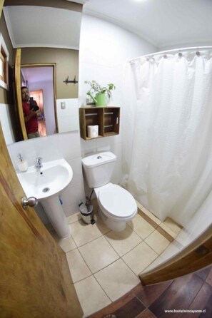 Double Room | Bilik Mandi | Pancuran mandi, tuala disediakan 