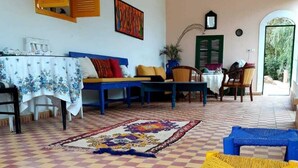 Free daily continental breakfast - Koom A Farm And A Retreat Center (Sidi Abdallah Ghiat)