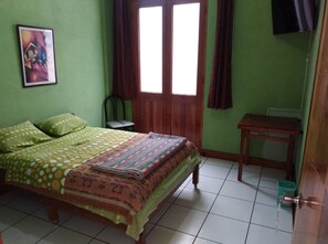 Escritorio, espacio para trabajar con laptop y cortinas blackout 