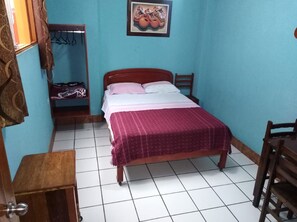 Habitacion Matrimonial con baño privado | 办公桌、笔记本电脑工作区、遮光窗帘、熨斗/熨板