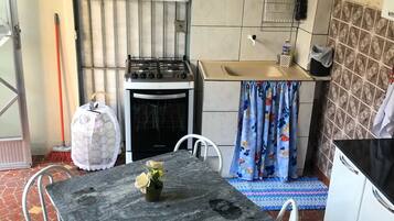 Micro-ondas, cafeteira/chaleira, talheres/pratos/utensílios de cozinha