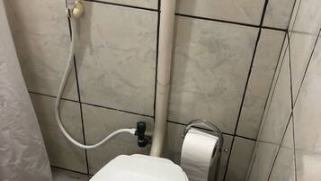 Chuveiro, toalhas de banho