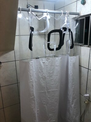 Een douche, handdoeken