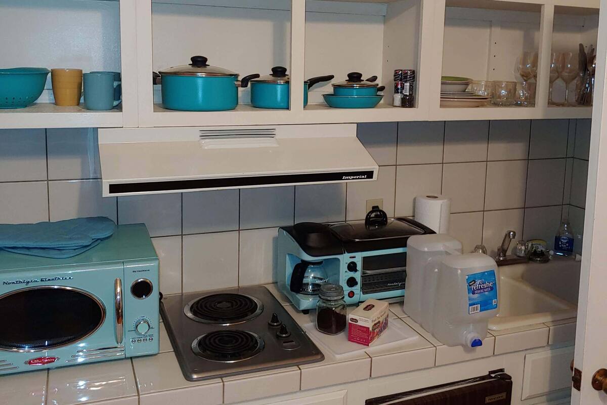 Studiosuite – deluxe | Eget tekjøkken | Kaffetrakter/tekoker, kjøleskap, mikrobølgeovn og kjøkkenutstyr