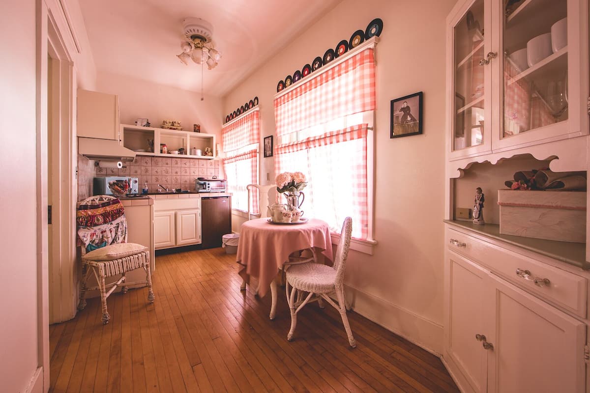 Deluxe kamer, 1 twee- of 2 eenpersoonsbedden | Privékitchenette | Een koelkast, een magnetron, een koffiezetapparaat/waterkoker