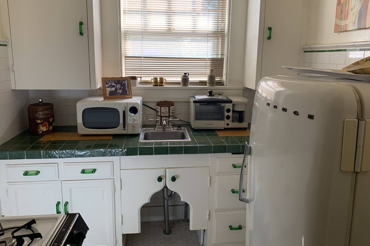 Suite – design | Eget kjøkken | Kaffetrakter/tekoker, kjøleskap, mikrobølgeovn og kjøkkenutstyr