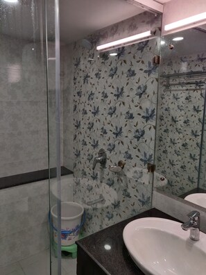 Superior Double Room | Bilik Mandi | Pancuran mandi, tuala disediakan, sabun, syampu 