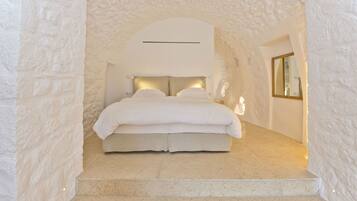 Suite, vista al mar | Escritorio, insonorización y ropa de cama