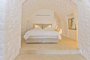 مكتب وتجهيزات عازلة للصوت وملاءات أسرّة