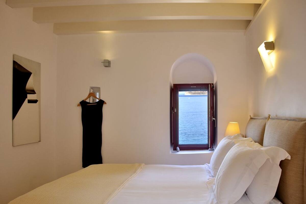 Tower Suite - Split Level | Escritorio, sistema de insonorización, ropa de cama