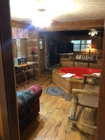 Classic-bústaður | Stofa | Sjónvarp, arinn, DVD-spilari