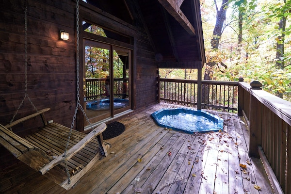 Romantic Cabin | Individually decorated, individually furnished, bed sheets