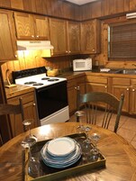 Classic-bústaður | Einkaeldhús | Ísskápur, örbylgjuofn, bakarofn, eldavélarhellur