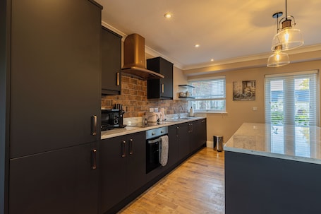 Cottage | Private kitchen | Oven, stovetop, dishwasher, coffee/tea maker