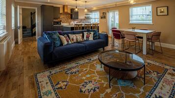 Cottage | Private kitchen | Oven, stovetop, dishwasher, coffee/tea maker