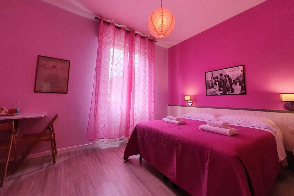 Betten mit Memory-Foam-Matratzen, Schreibtisch