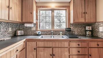 Cabin, 2 Bedrooms | Dapur peribadi | Peti sejuk/penyejuk beku saiz penuh, ketuhar gelombang mikro, ketuhar
