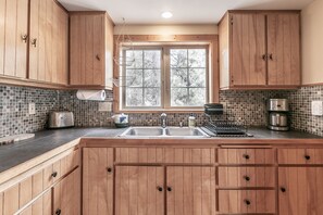 Chalet rustique, 2 chambres | Cuisine privée | Réfrigérateur grande capacité avec congélateur, four à micro-ondes