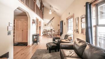 Cabin, 2 Bedrooms | Ruang tamu | TV skrin rata, pendiangan, konsol permainan video, pemain DVD