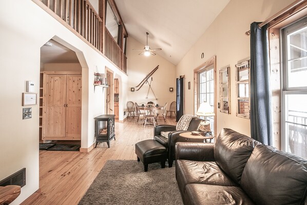 Chalet rustique, 2 chambres | Salle de séjour | Téléviseur à écran plat, foyer, console de jeux vidéo, lecteur de DVD