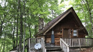 Mistletoe | Individually decorated, individually furnished, bed sheets - Gatlinburg Mountain Magic Hot Tub Cabins (Sevierville)