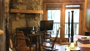 Mistletoe | Individually decorated, individually furnished, bed sheets - Gatlinburg Mountain Magic Hot Tub Cabins (Sevierville)
