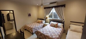 Kamar Triple Keluarga | Brankas, meja kerja, ruang kerja ramah laptop, dan kedap suara